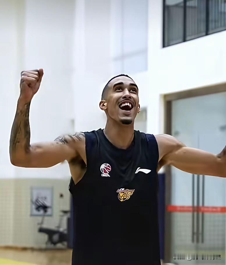 广东队新外援奎因:已迫不期待新赛季的比赛，这里打球非常舒服。首次加盟CBA联