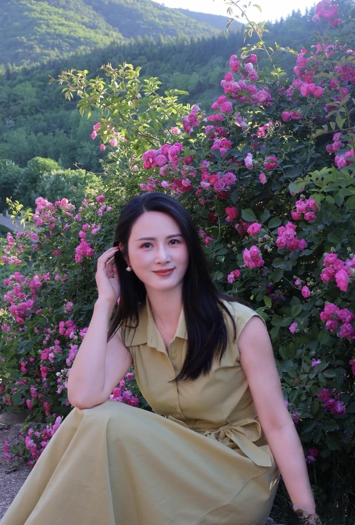 风捎来万般情愫盛满整个盛夏最庆幸的事是在这时遇见你……[玫瑰][玫瑰][玫