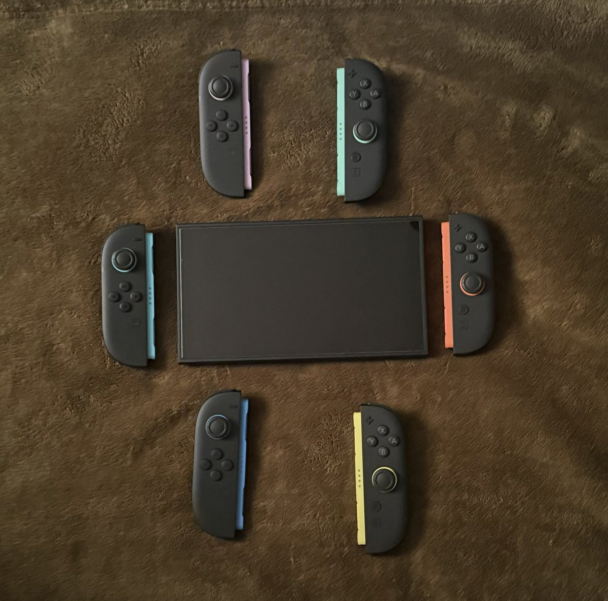 斯普拉遁涂击队限定手柄发售了，那么在目前Switch2所有颜色joycon手
