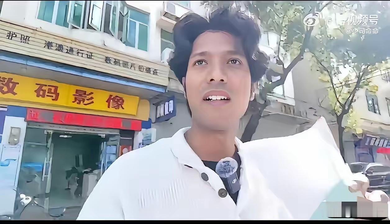 还是外国人娶中国姑娘轻松。我们国内青年要娶一位漂亮的女生，少了豪车，婚房和高额