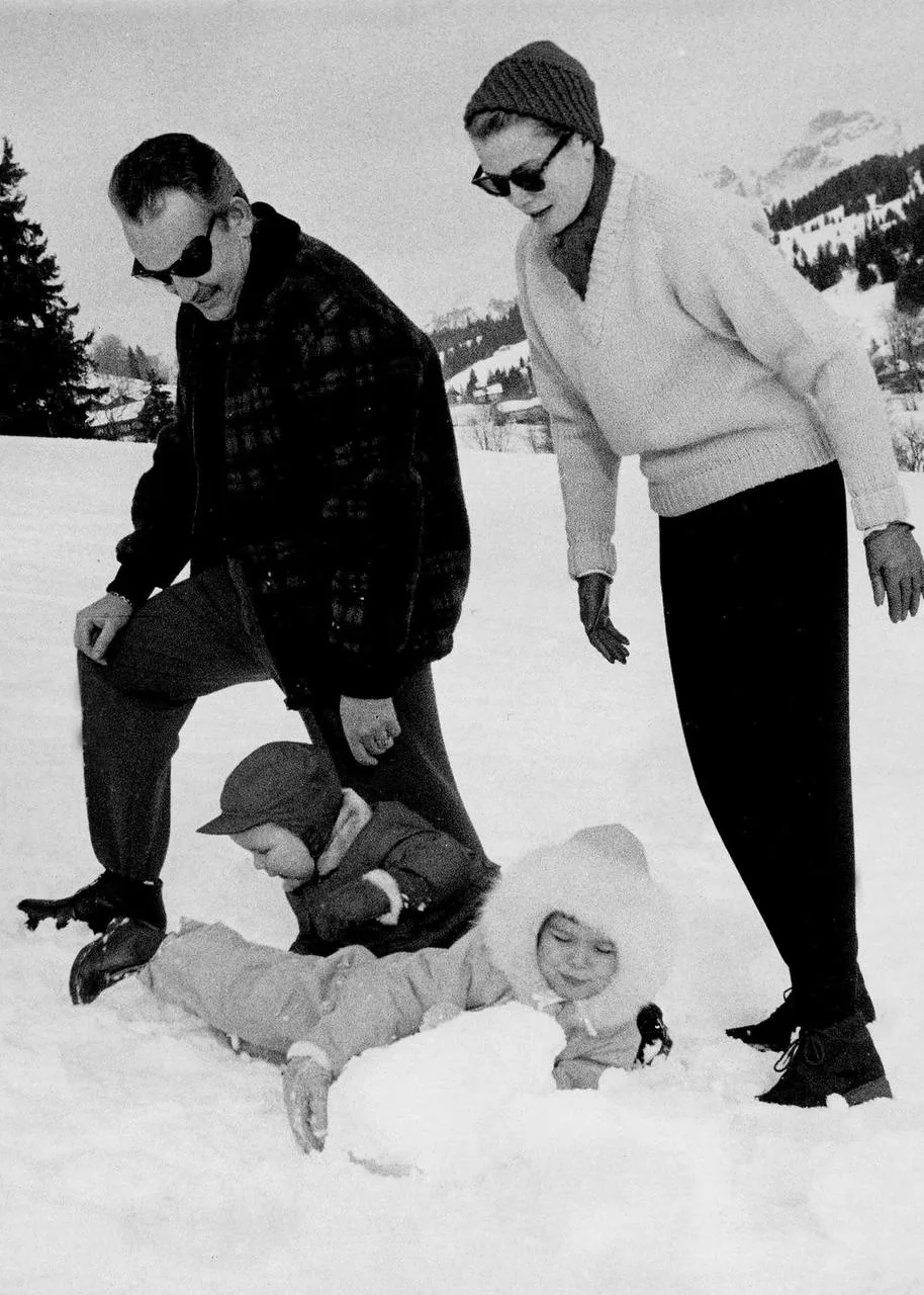 1963年，格蕾丝凯利一家到郊外玩雪！