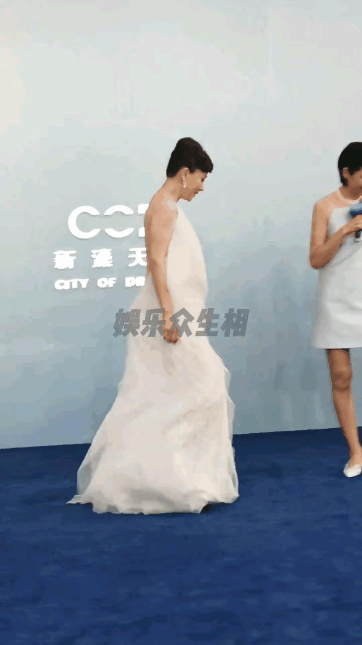 刘嘉玲的这件礼服真没看出来好看，露得太多了，不适合这个年纪的女性。优雅端庄地老