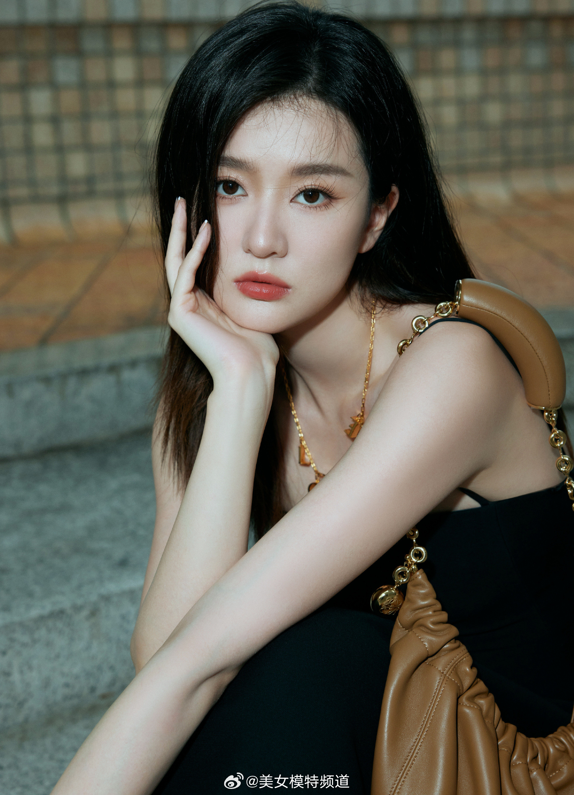 乔欣黑色迷人穿搭