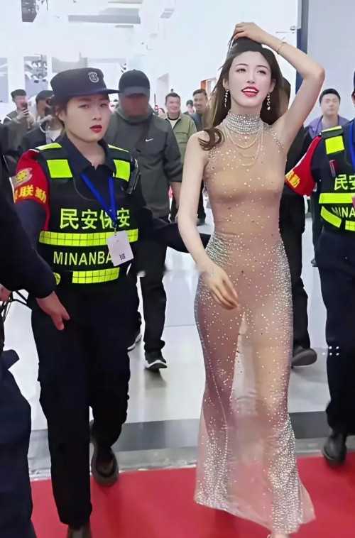 就冲这颜值，我投旁边的女保安一票