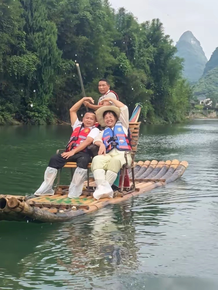全红婵她爸，真把网友们的心给撕碎了。女儿累死累活跳水，他倒好，拉着老婆跑去桂