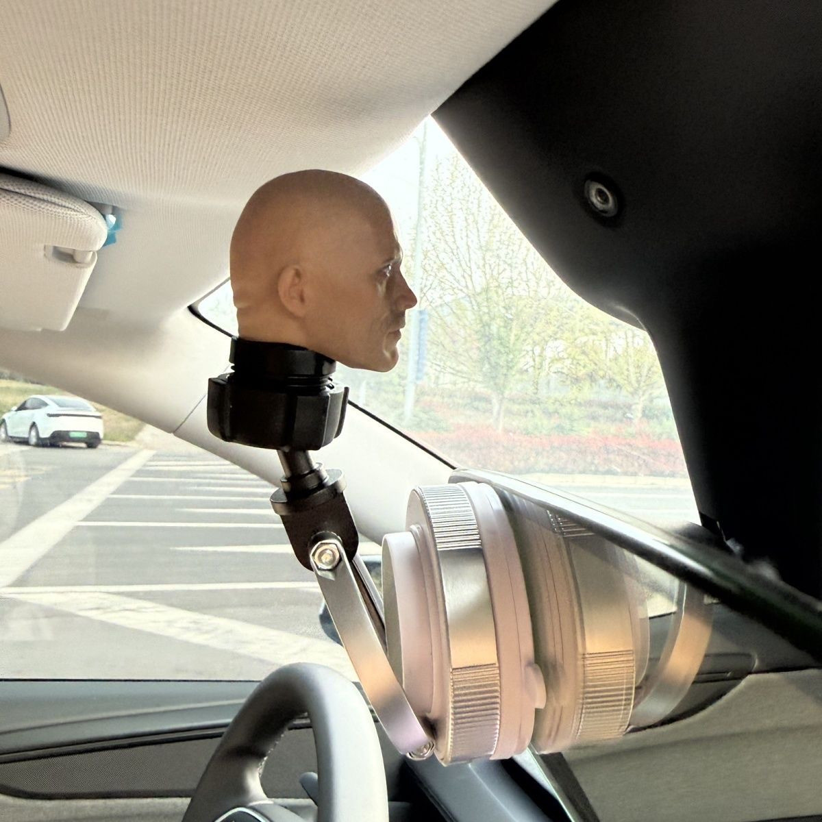 疑似特斯拉车主为了防止自动驾驶报警，用尽了所有力气