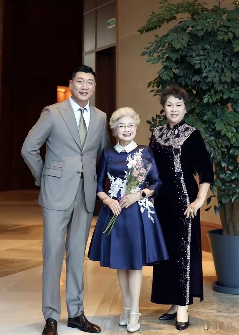 据说站在中间的这个老人已经96岁了，1930年生人，看着一点都不像，真不知道她是