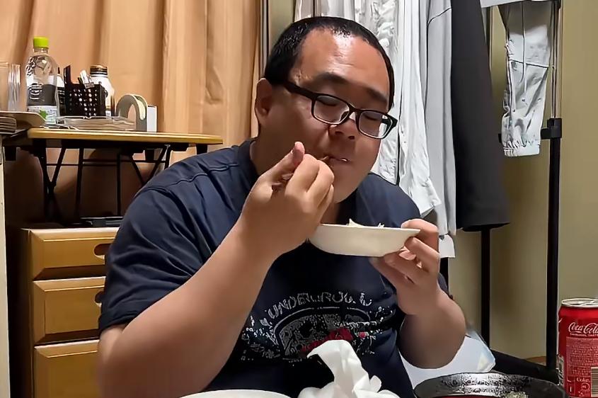 日本底层劳务派遣打工人，42岁，一个月收入是22万日元（约人民币1.2万）在日本