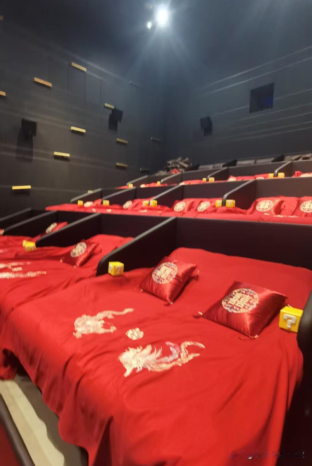 哈哈哈，520来了，中影佰纳影城的情侣双床厅震惊了！躺着看电影的感觉确实不一样