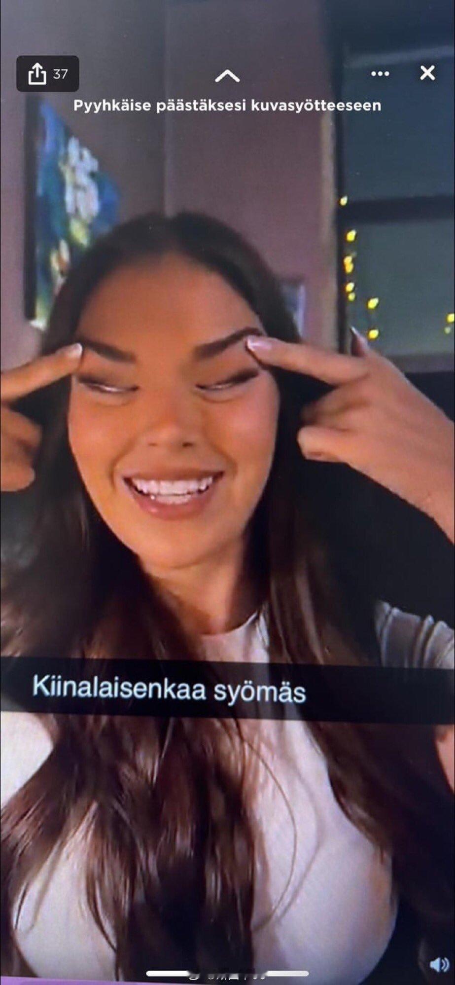 芬兰小姐（已被取消冠军资格）在吃中餐时眯眯眼嘲讽结果引发了很多日本人愤怒，日本人