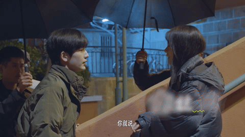 赵今麦教张凌赫涂口红教张凌赫涂口红时，赵今麦特意放慢了速度，怕他看不清楚，张凌