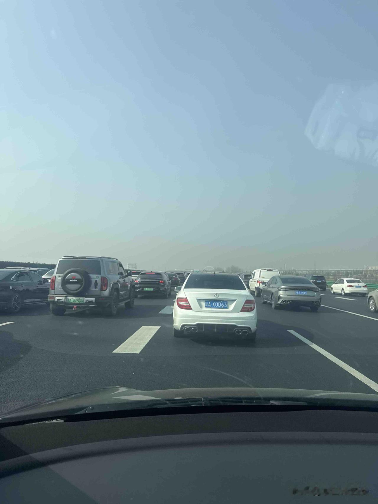 2月18日正月初二，今天上午连霍高速西安往宝鸡方向兴平段车流量巨大高速严