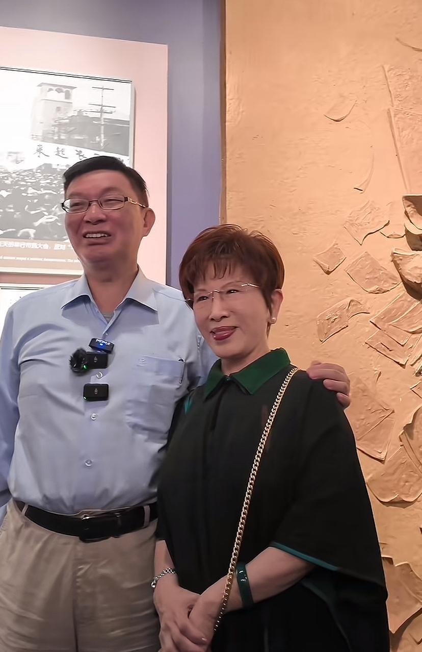 苑举正：我们今天准备做烈士了。苑举正参观抗战纪念馆偶遇洪秀柱。这是我特别