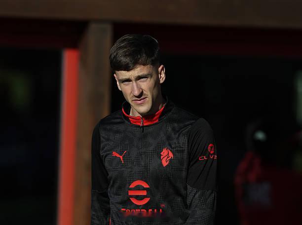 TMWMagazinePage消息：米兰已启动与亚历克西斯·萨勒马科斯的续约谈判