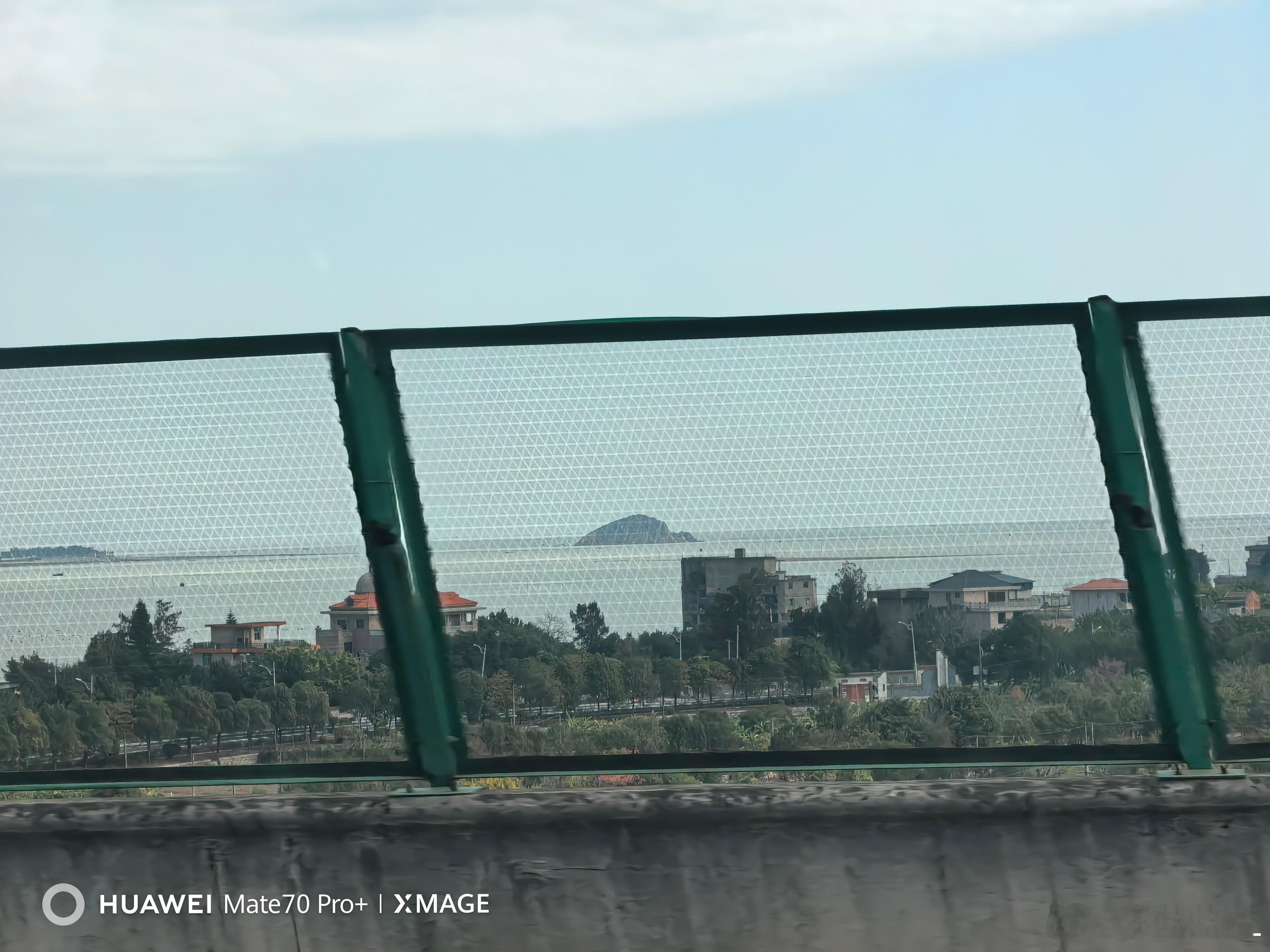 宁德是个非常美的地方。有山，有海，海岸线还特别的曲折，以及各种形状的海岛。巨大的