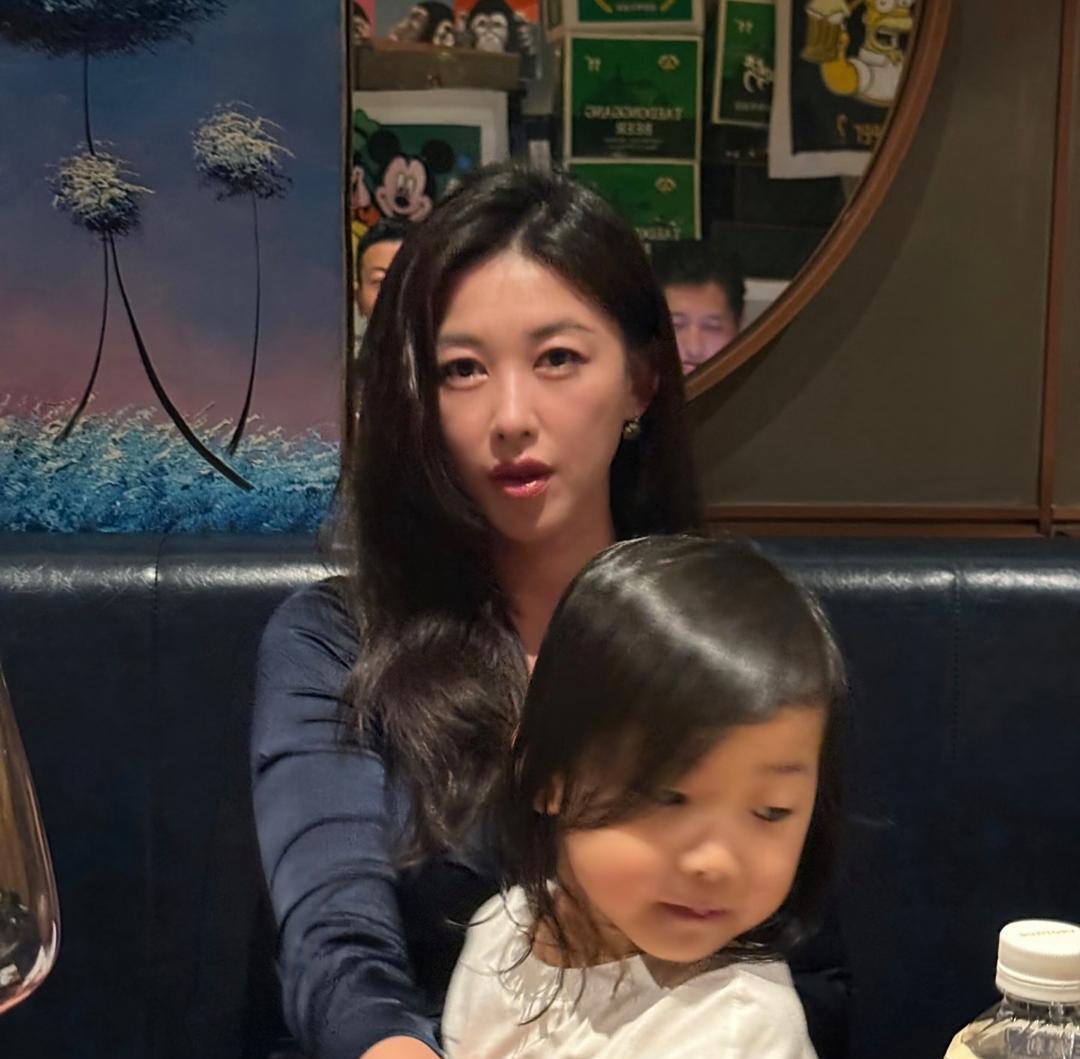 朱珠和老公带着女儿在北京餐厅吃烤肉，她的老公挺帅的，身材也好，女儿长得像爸爸，脸