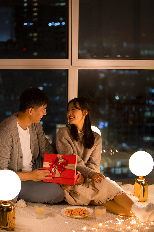 结婚十年以上的80后夫妻，还有多少人会经常接吻呢？婚后第十年，四成夫妻...