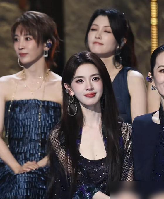 都说陈瑶是《乘风2026》的最大赢家。一个没成团的演员，热度冲进前三。好像马