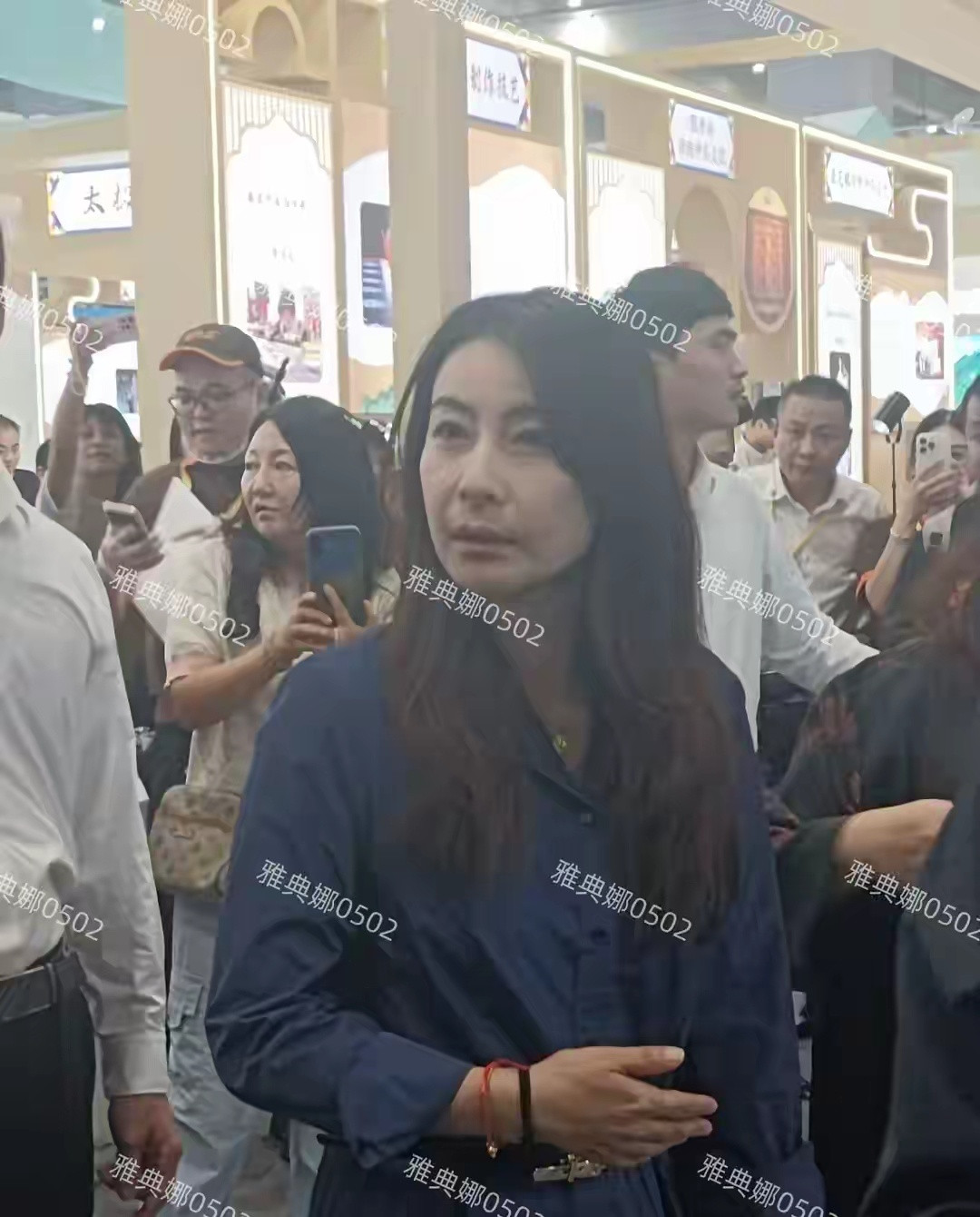 广交会偶遇郭晶晶，真人没网上夸的那么年轻漂亮身材发福神情疲惫