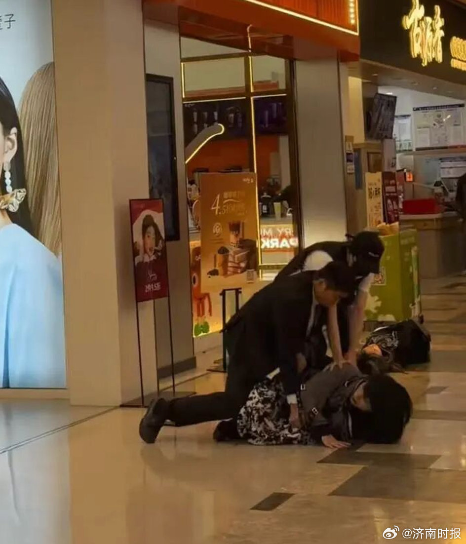 【#网传南宁一商场发生持刀伤人不实#】2月1日，有网友发视频称，广西南宁一商场内