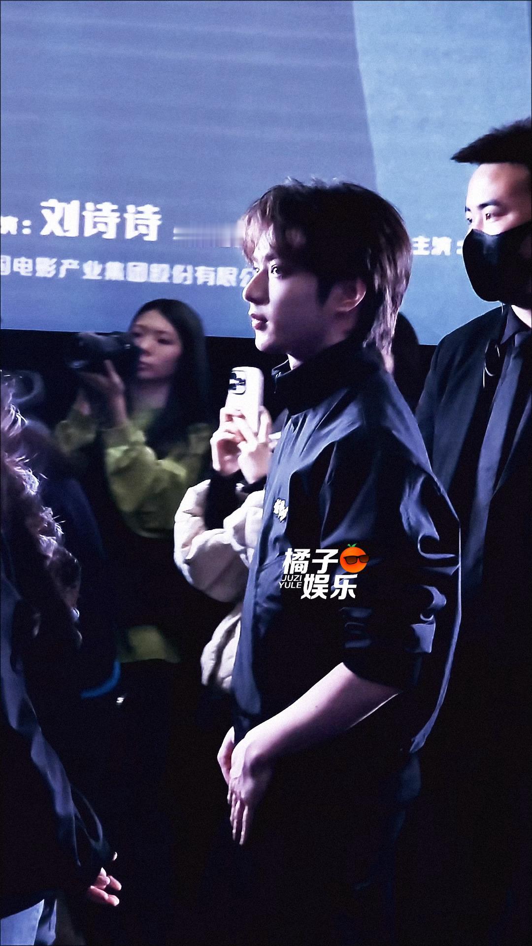 你应该知道我这么帅的只会出现在动漫🫡投送一个刘耀文侧颜直拍🤤