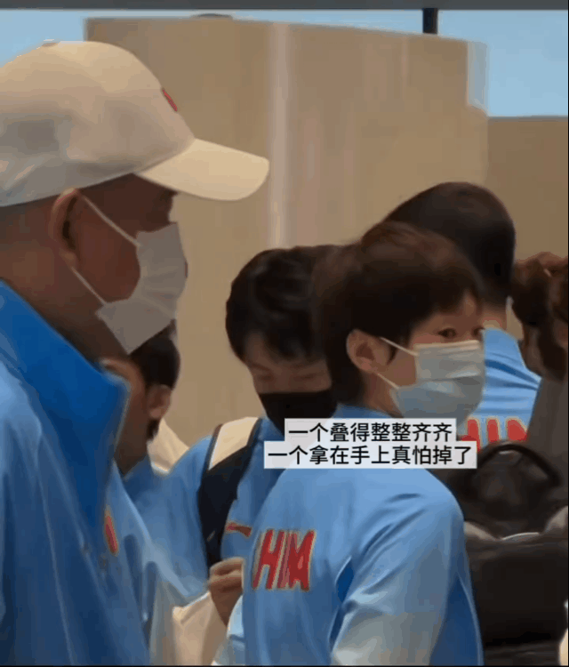 莎莎和大头这一对搭档果然是互补又般配，单单从拿登机牌护照这个小事上来看，一个