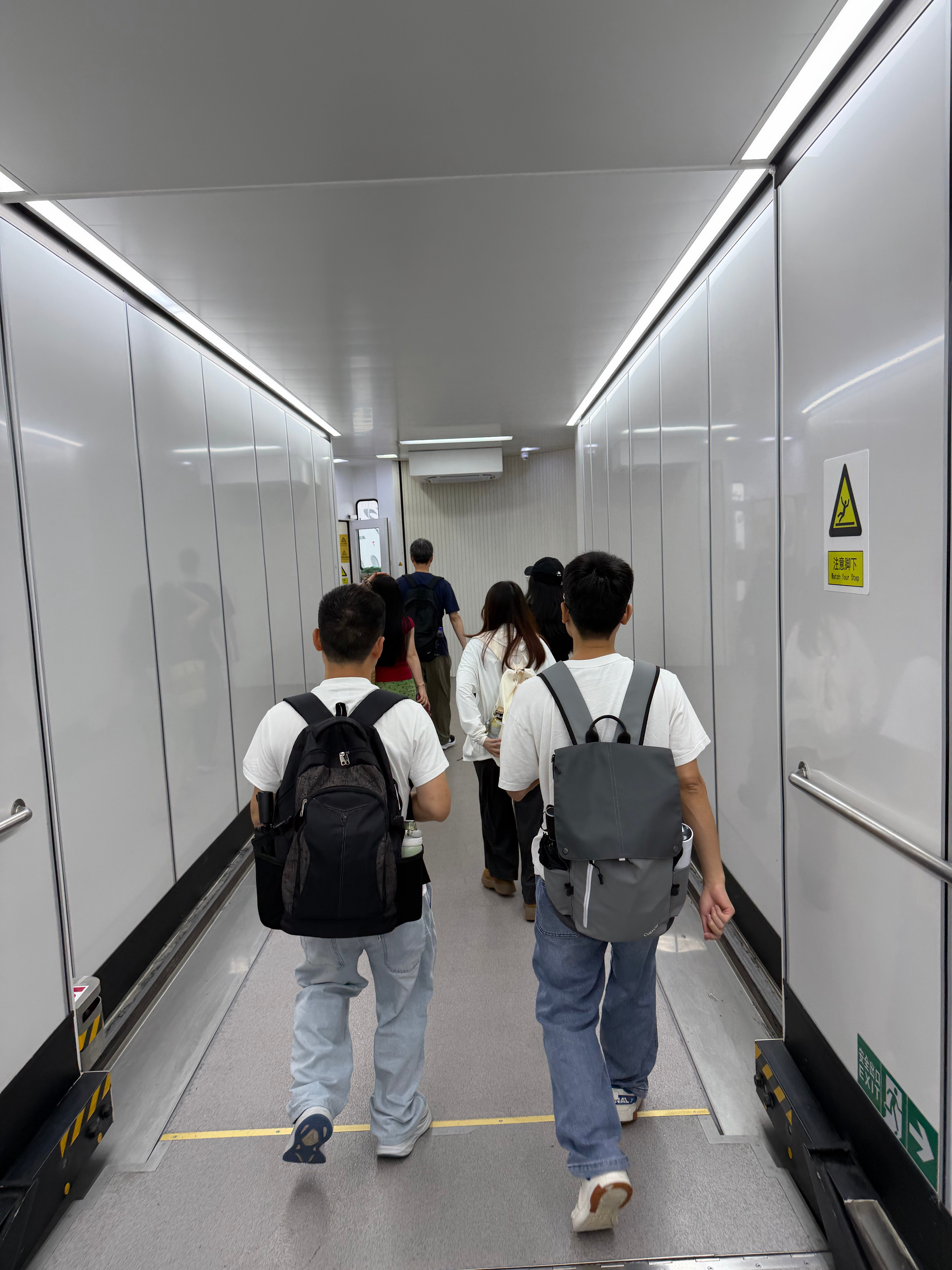 明显啊，俺们这个航班基本上是年轻人，且，大多数都是拿着大疆Pochet3/4在拍