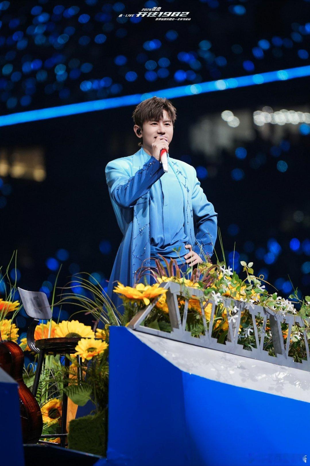 和张杰冲到同一片浪了张杰演唱会磁场好正谁懂啊！是真·5G冲浪选手，歌迷每条关于演