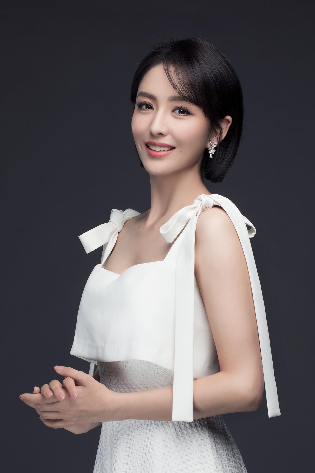 导演陈思诚说起，第一次见佟丽娅，我正在选演员，她走错了房间，我们聊了聊，本来我电