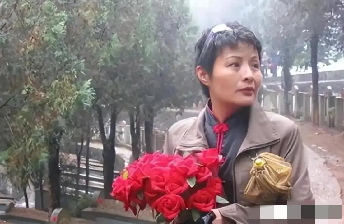 2004年清明节，麻栗坡烈士陵园，管理员被眼前一幕惊呆了，只见一位女子，正在把9