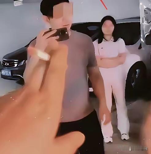 雷某某，30岁，中级政工师，因长沙“车位事件”被网友扒出一系列信息，他本人学历、