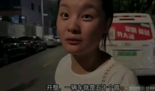 对于这对年轻小夫妻的行为，许多人认为他们“想钱想疯了”。他们晚上出去拍照记录违章