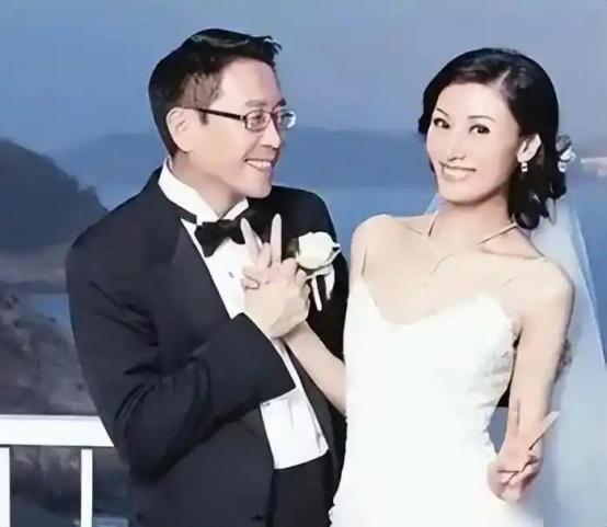 何超琼2000年就宣布离婚，可她就是不签字，硬拖了7年。直到2006年一封绝密信