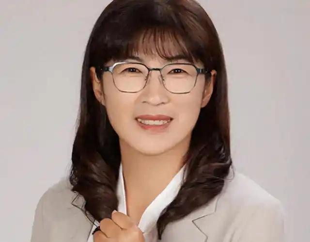 上天要收拾民进党，连个招呼都懒得打！据岛内消息，民进党花莲候选人在中秋联欢晚会登