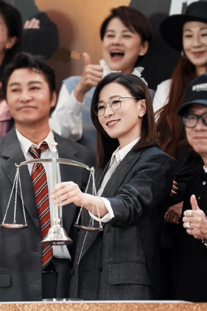 最近佘诗曼和谭耀文一起出席宣传活动，两位站在一起显得很般配。佘诗曼里面穿白色