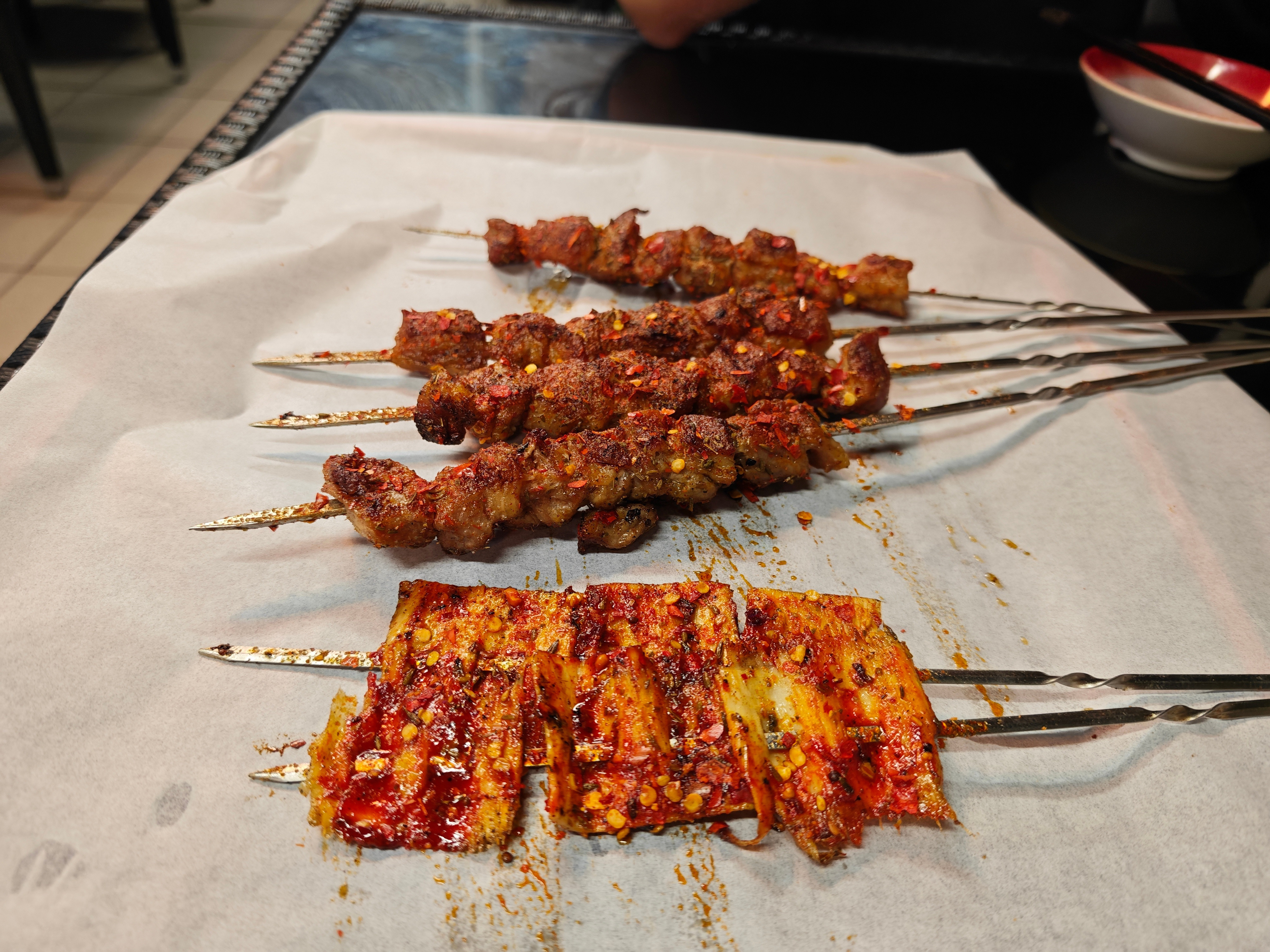 昨晚来德国的第一顿饭,扫地森带我吃的一家东北菜馆,地点在法兰克福。看着巴基斯坦老