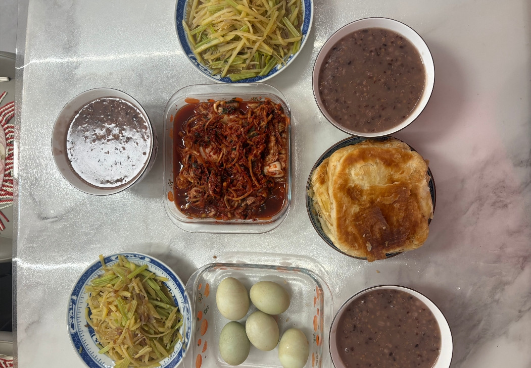 一个烧饼，一碗杂粮粥，一盘土豆丝，普通的家常饭菜，对饥饿中的我来说，也是美味。