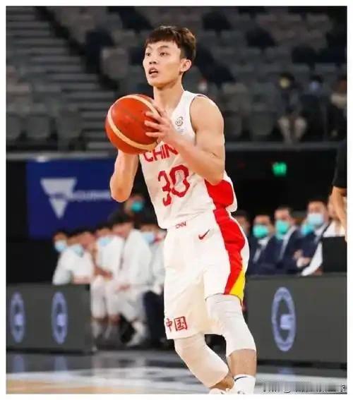 北京击败广东，徐杰成了输球罪人。徐杰首发出场16分钟，投篮3中0，得到0分4篮板