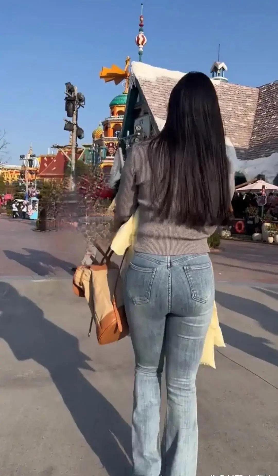 一个人独自在大城市打拼真的好难！这么晚好不容易才下班，刚刚从地铁站出来，马上就要