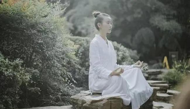 孤独是最好的享受，也是修行之人必走之路，离开人群就是离开烦恼，断绝社交就是