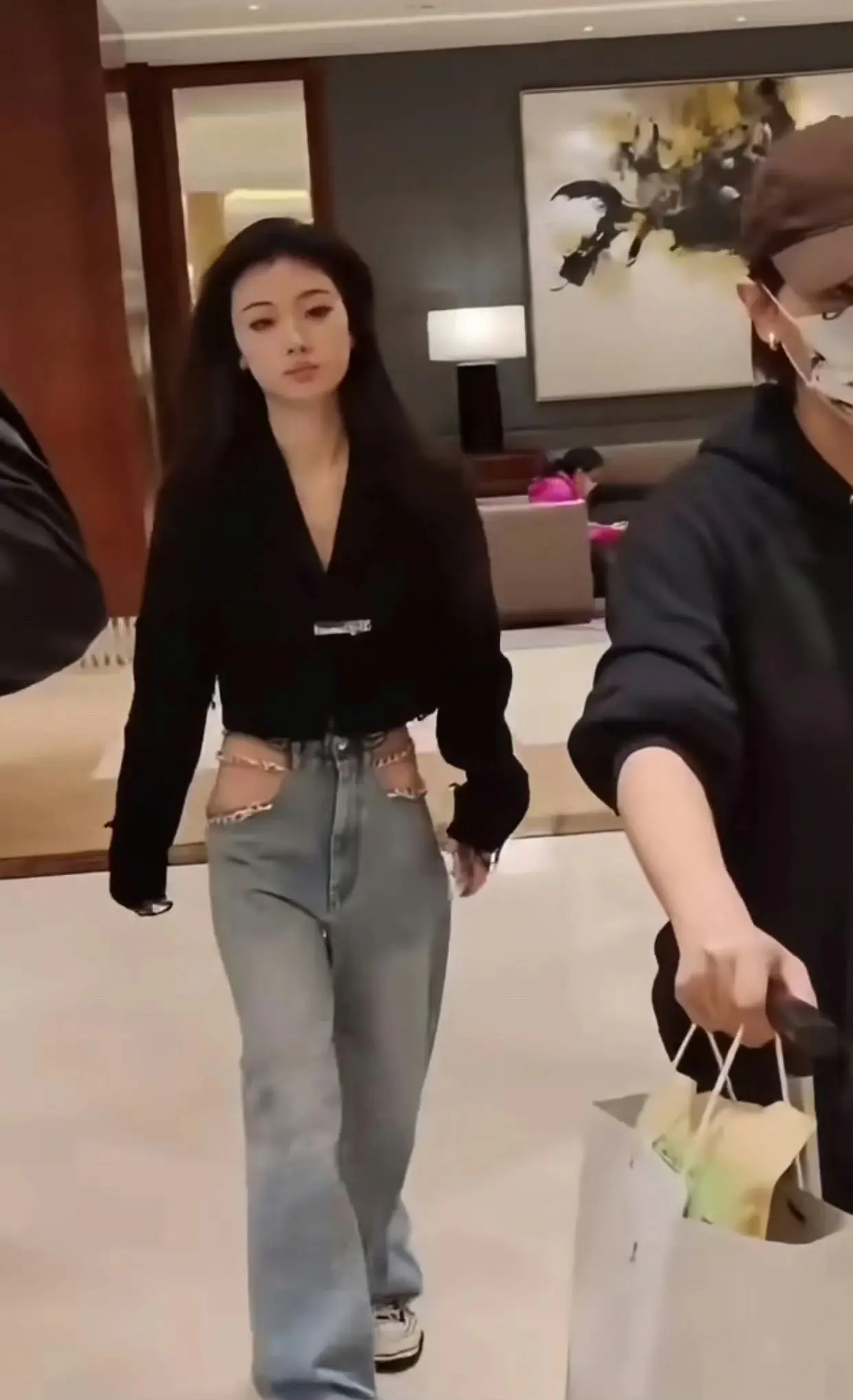单依纯穿这种裤子，里面穿啥啊？​