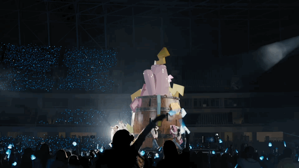 王源说眼神是骗不了人的这句话用来形容王源自己再合适不过。舞台上，他的眼神里有对