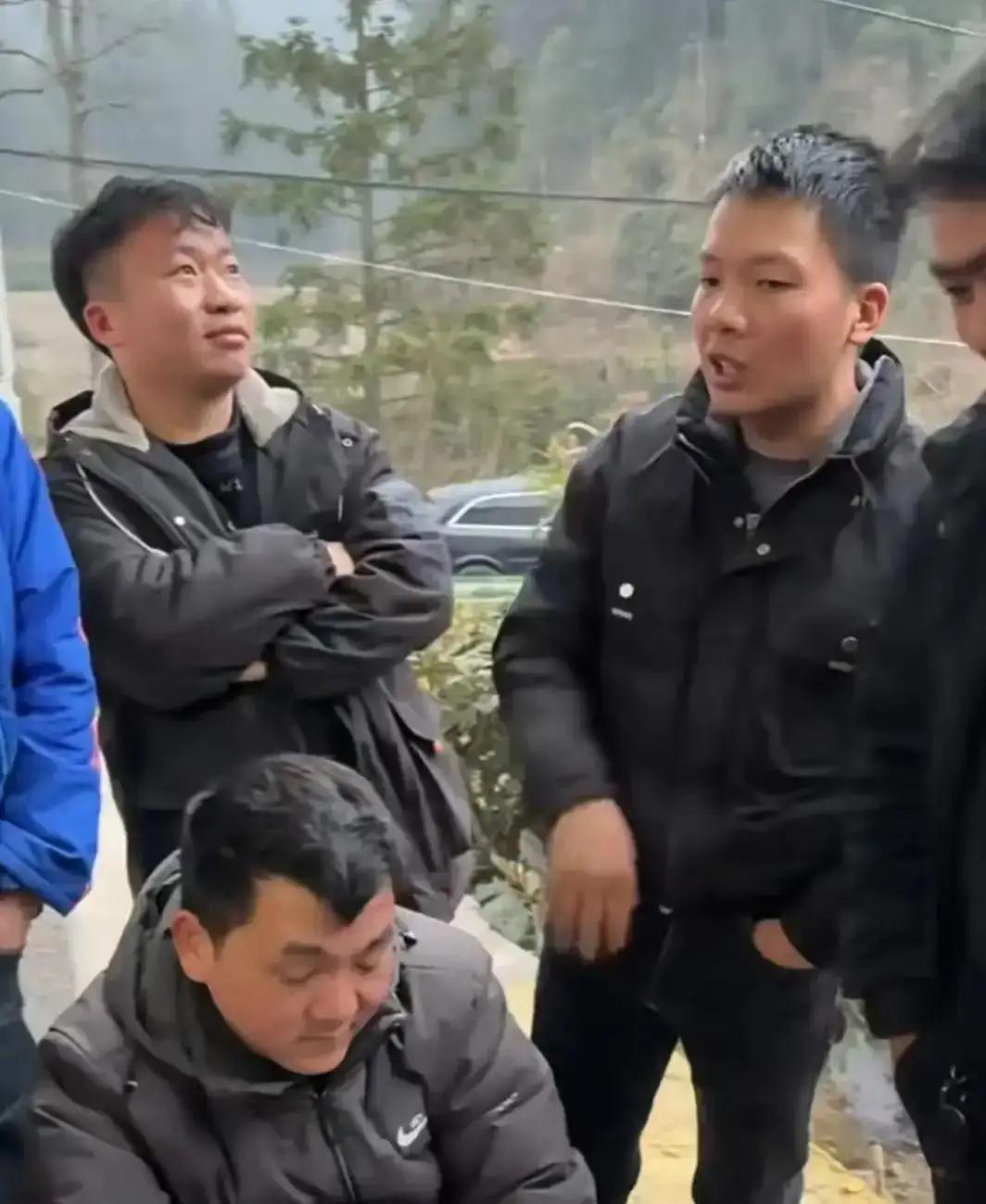 农村老哥的未来：一起上山挖塘养鱼，养鸡，自己酿酒，一起自给自足养老村里一群四十多