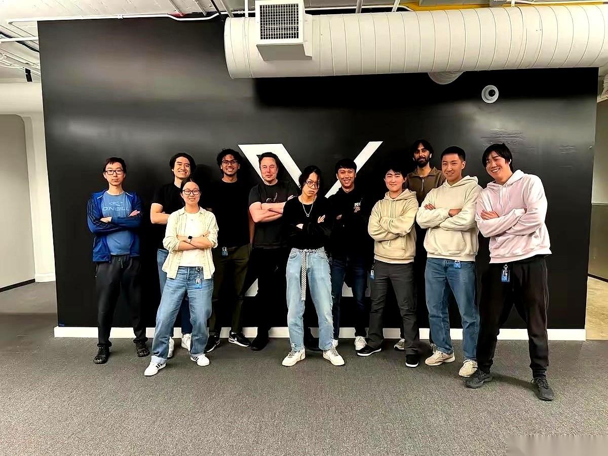 看到马斯克团队里那一张张华人面孔，说实话，心里五味杂陈。又骄傲，又扎心。骄傲