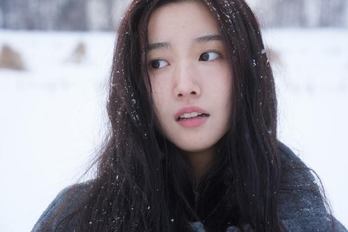 卢昱晓东北雪景素颜照太惊艳！冬日氛围感拉满卢昱晓的东北雪景素颜大片太戳人了
