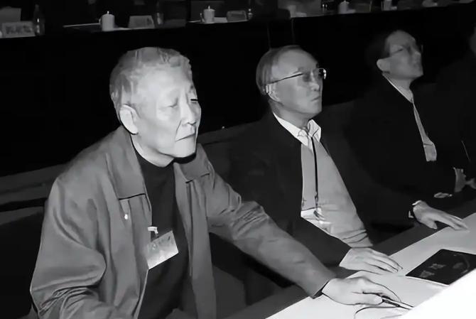 1969年，“东方红”卫星超重，孙家栋坚持拆掉毛主席像章，遭到众人反对，然而周总