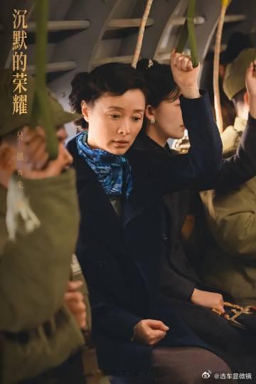金鹰奖提名名单一公布，热搜就炸了，各家粉丝为视后之争吵翻天，一会儿说内...