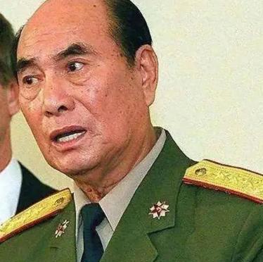 1990年5月的一天，刚出任济南军区司令员不久的张万年来到驻莱阳某部视察。19
