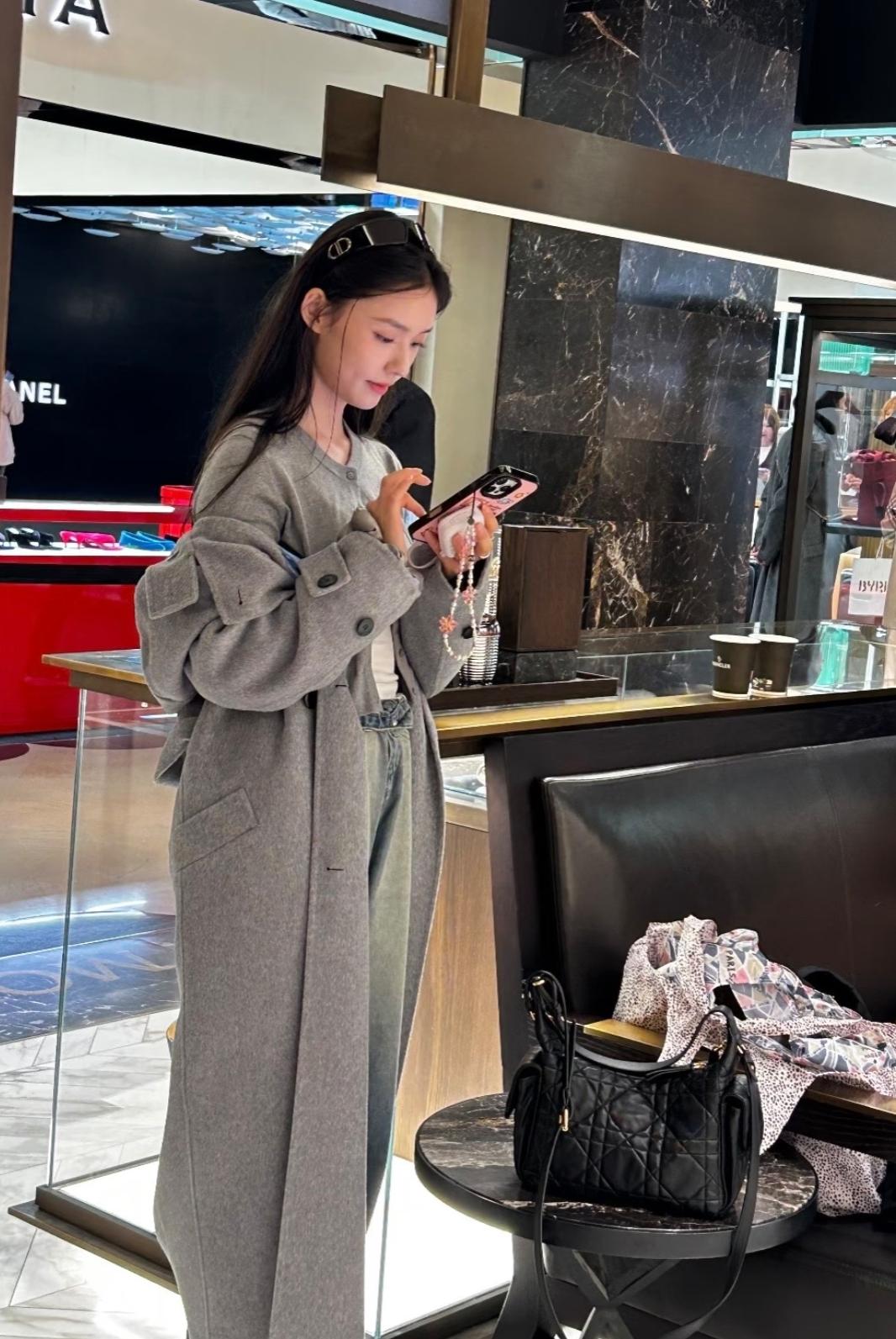 在巴黎的店里撞见林允，第一眼甚至没敢认——灰调大衣松松垮垮罩着，浅蓝牛仔裤宽宽懒