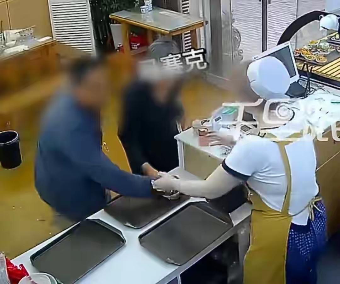 “坏人变老了！”陕西西安，一老汉带着老伴去早餐店用餐，完事后，发现还剩下两个鸡蛋